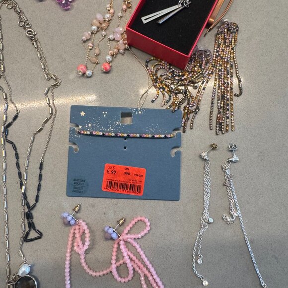 Assorted jewelry + peacock earring holder - Picture 5 of 11